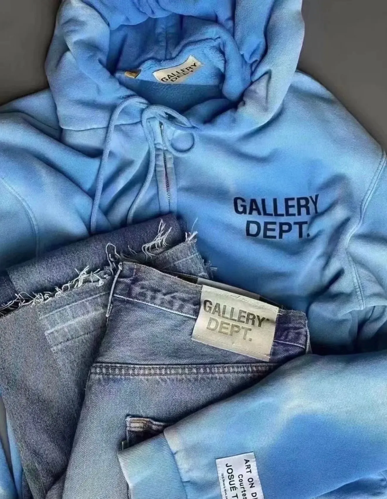 GALLERY DEPT. SUN FADED ENGLISH LOGO ZIP UP/BLUE Sun-washed blue water ripple English zipper hoodie Washed blue S-XL Ready-to-wear dyeing Hand-sewn heavy-weight horsetail fading Super-heavy washing Hand-hanging holes Bones frayed and whitened Mold customization with G LOGO zipper Correct accessories!